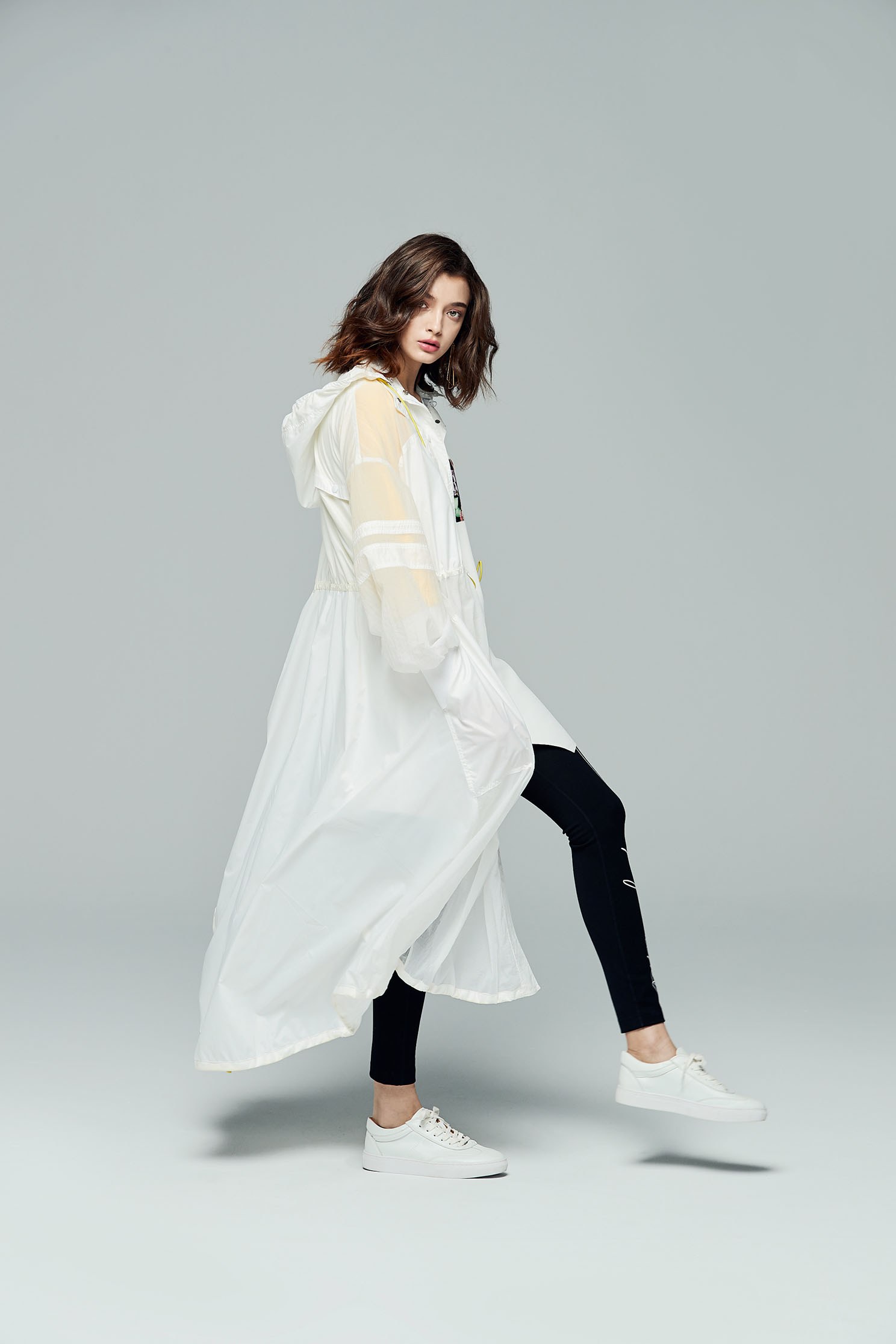 trench coat street style,outerwear,whiteouterwear,longcoat,girlfriendsspringtour,windbreaker