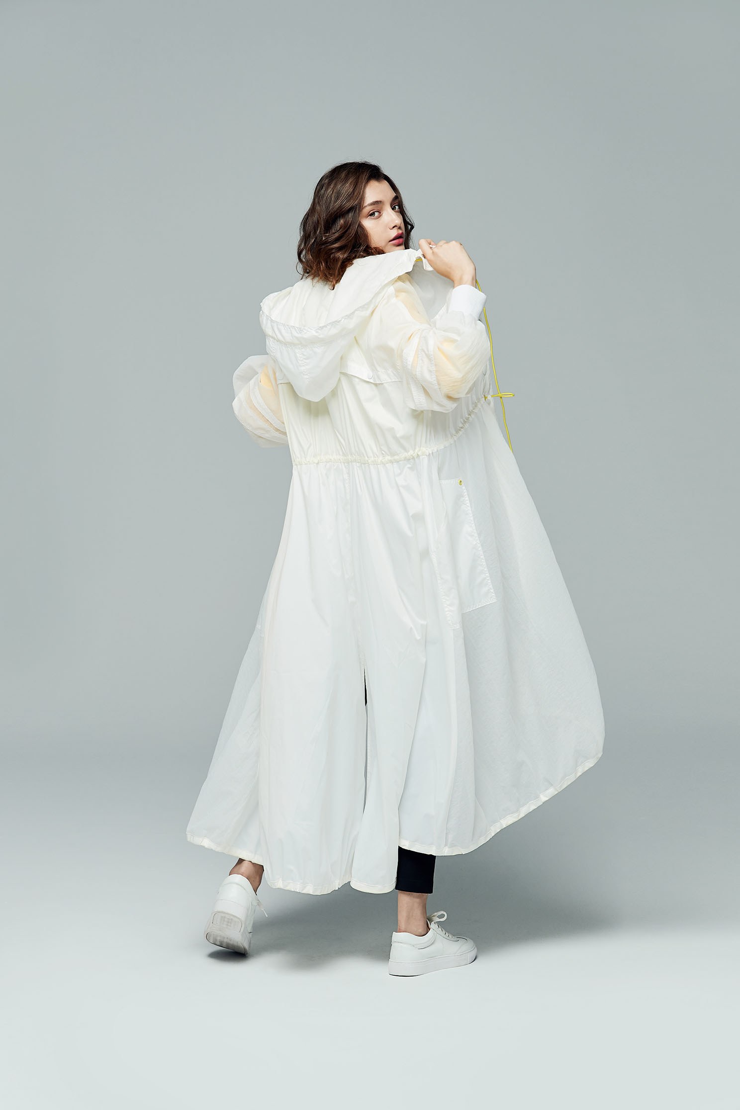 trench coat street style,outerwear,whiteouterwear,longcoat,girlfriendsspringtour,windbreaker