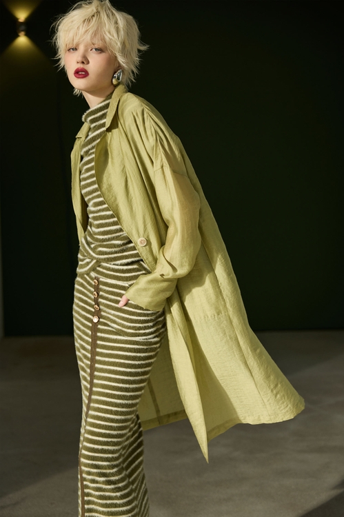 冷調抹茶色飄逸長外套,輕奢度假