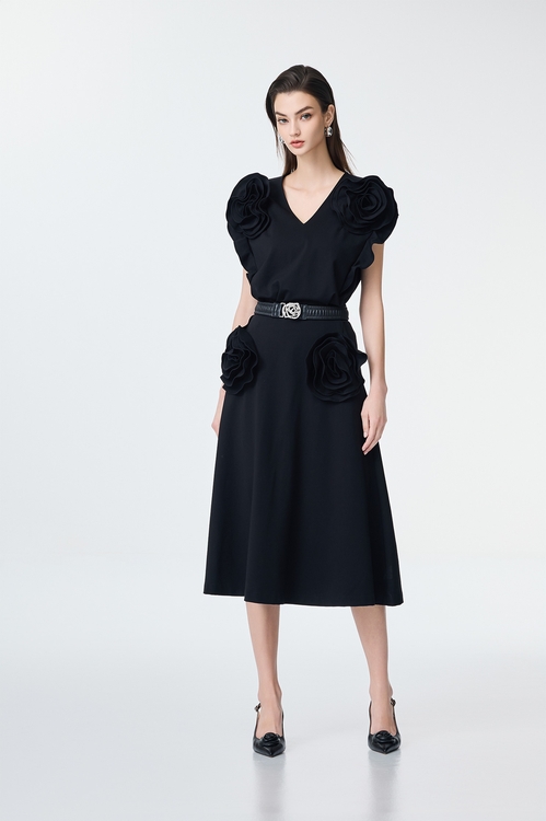極致黑彈性玫瑰繞花中長展裙,黑色裙子