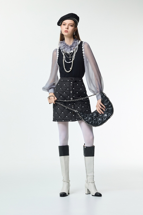 黑底白點菱形格鋪棉短裙,波點