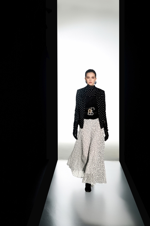 白底黑點雪紡女神壓摺長裙,波點