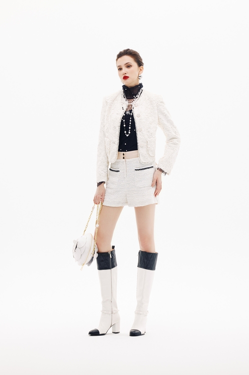 珠貝色花紗鑲黑邊短褲,時髦成套搭配