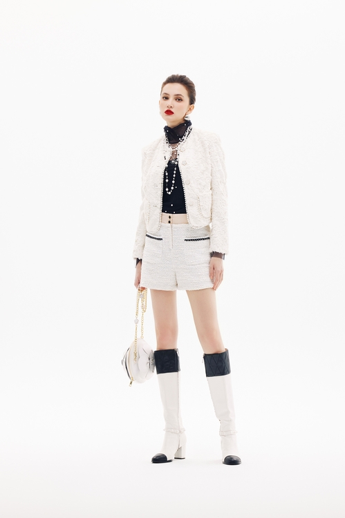 珠貝色花紗鑲黑邊短褲,時髦成套搭配