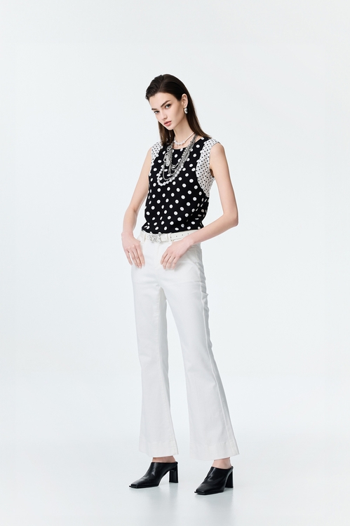 白色修身小喇叭牛仔褲,白色褲子