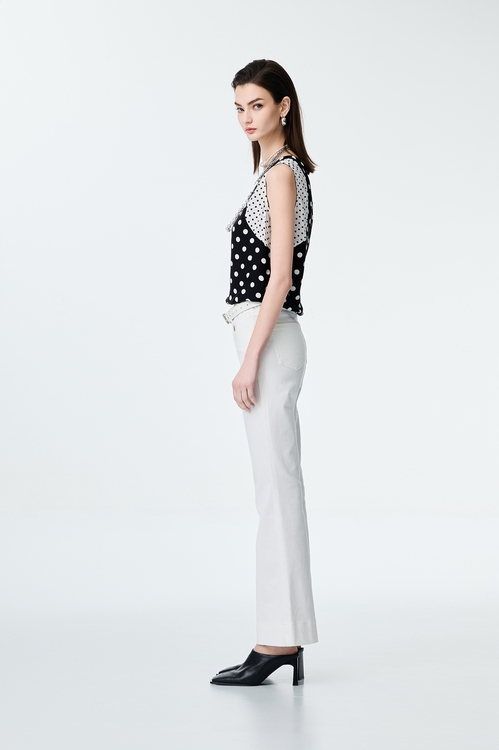 白色修身小喇叭牛仔褲,白色褲子