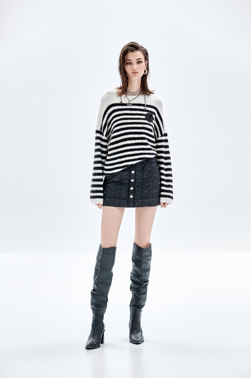 綴珍珠絎縫黑短裙,褲裙