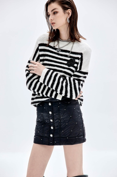 綴珍珠絎縫黑短裙,褲裙