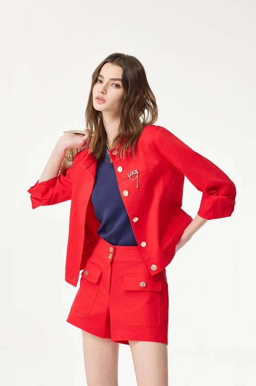 個性紅金屬扭轉釦短褲,牛仔短褲