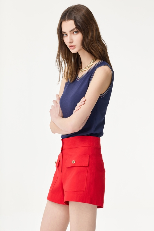 個性紅金屬扭轉釦短褲,牛仔短褲