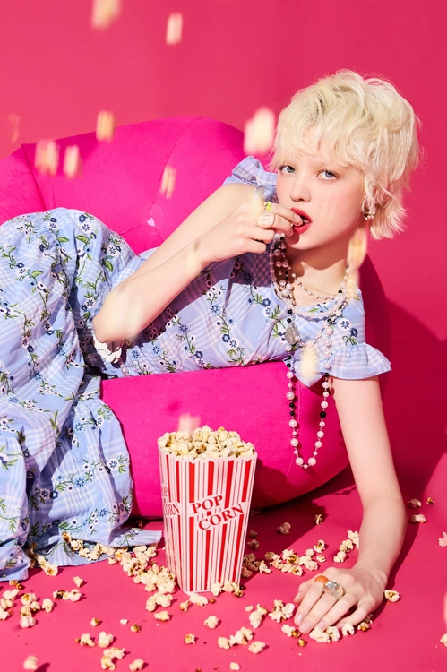 幻藍色格紋佐繡花卉上衣,春夏穿搭