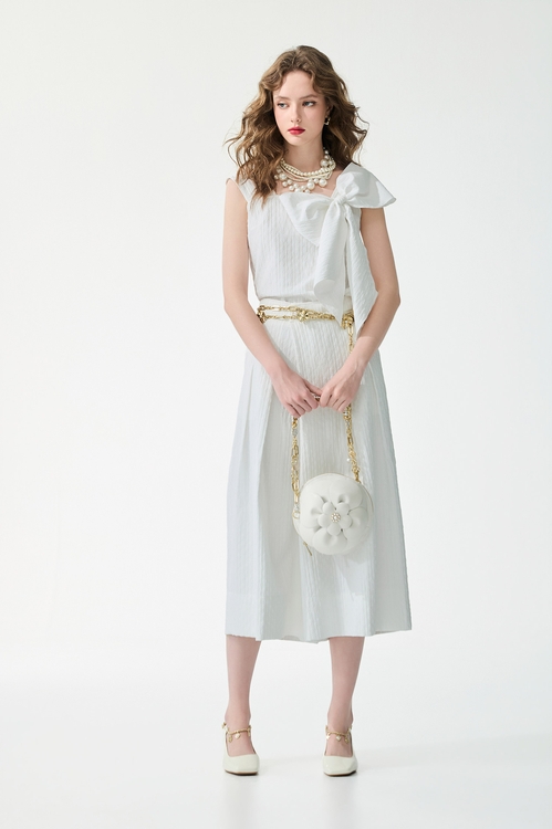 立體壓花飾綁結上衣,春夏穿搭