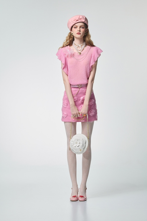 玫瑰石英粉荷葉袖針織上衣,項鍊