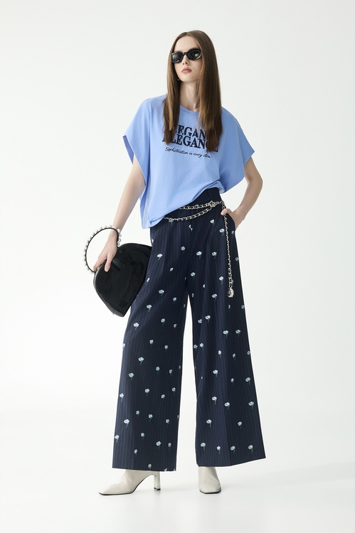 優雅單字疊影刺繡Ｔ恤上衣,上衣