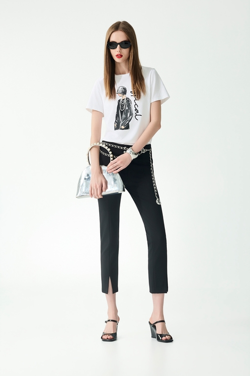 珍珠項鍊女人圖騰印繡花T恤,白色上衣,白色背心