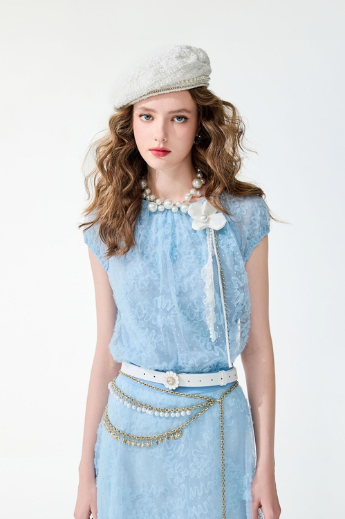 幻藍色自帶花朵別針上衣,春夏穿搭