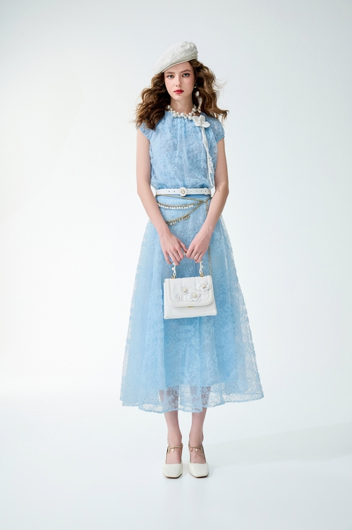 幻藍色自帶花朵別針上衣,春夏穿搭