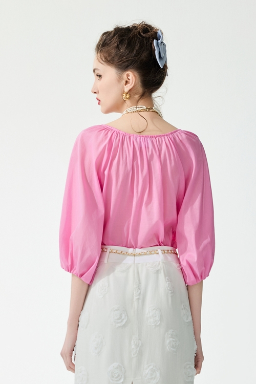 流行電光紫粉色飾花上衣,春夏穿搭