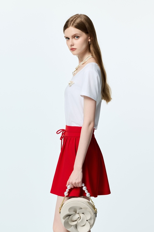 簍空洞造型背T恤上衣,輕奢度假