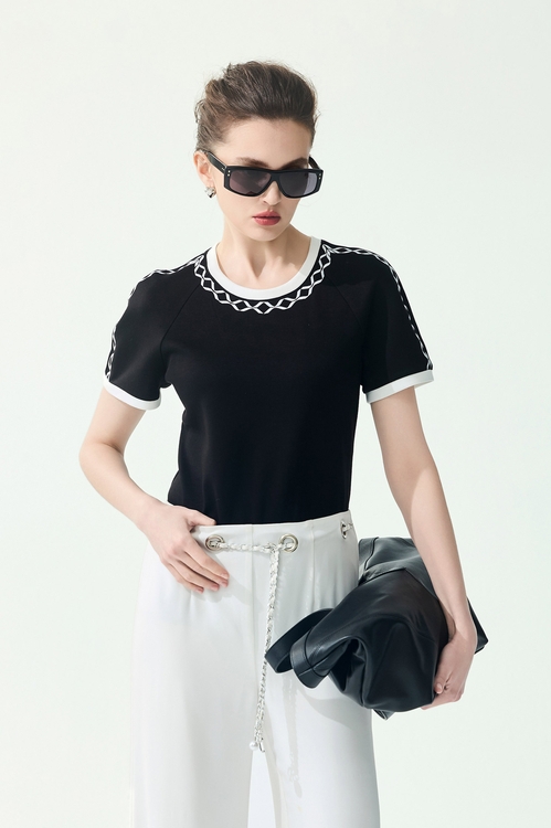 黑白撞色幾何繡花空氣布上衣,秋冬穿搭