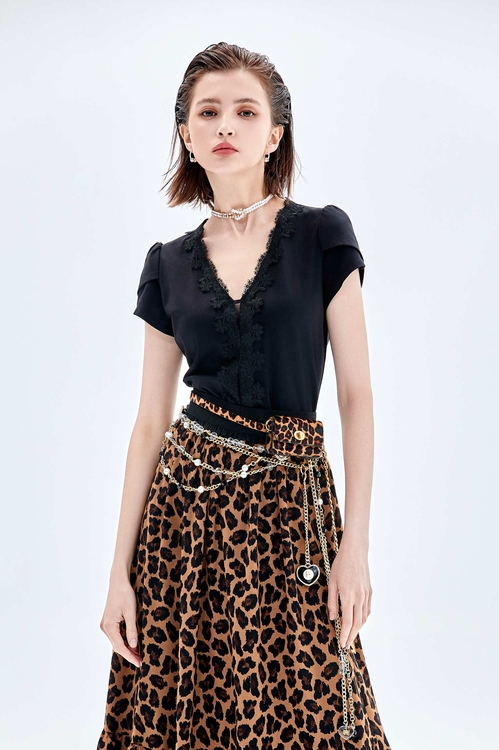 極致黑V領蕾絲花飾短袖上衣,短袖上衣