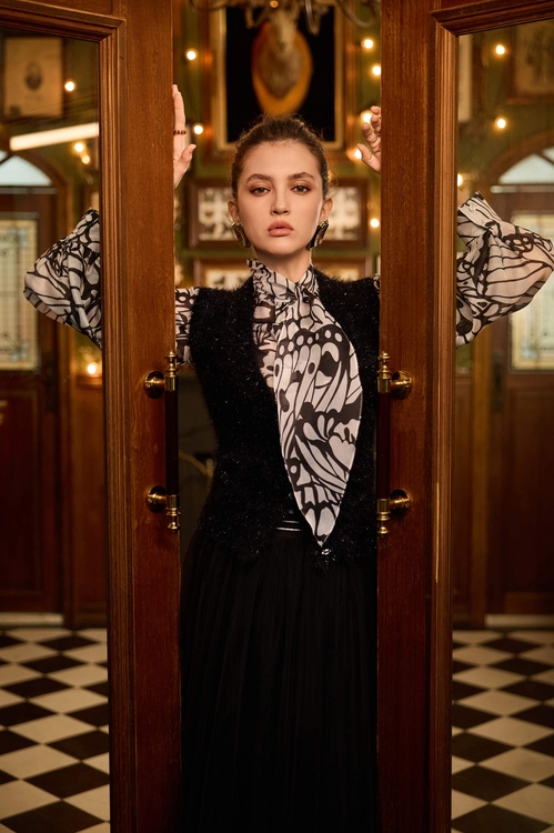 蝴蝶圖騰領巾式絲棉上衣,細肩帶