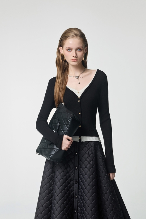 顯瘦黑白假兩件式V領針織單品,秋冬穿搭