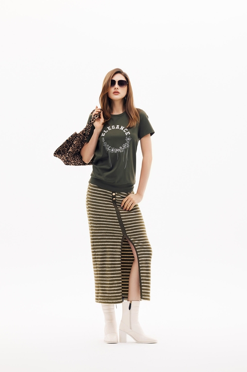 優雅單字刺繡上衣,,優雅單字刺繡上衣,人氣商品,春夏穿搭,時髦成套搭配,條紋,輕奢度假,輕奢渡假,長裙,一般外套,上班OL穿搭,外套,春夏穿搭,連帽外套,上衣,春夏穿搭,針織,針織衫,一般洋裝,春夏穿搭,洋裝特輯,輕奢度假,輕奢渡假,長洋裝,T-Shirt,上衣,刺繡,春夏穿搭,簡約穿搭,繡花上衣,花花世界