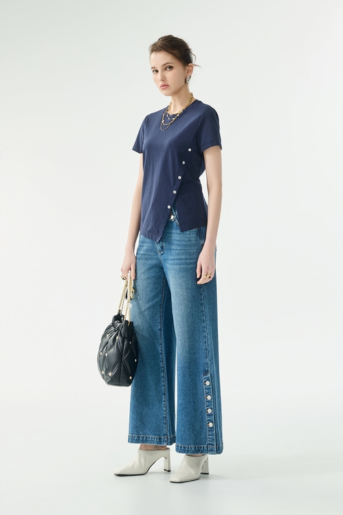 海軍藍側衩Ｔ恤上衣,,海軍藍側衩Ｔ恤上衣,一般洋裝,春夏穿搭,洋裝特輯,長袖洋裝,U領洋裝,一般洋裝,人氣商品,小禮服,春夏穿搭,洋裝特輯,約會特輯,蕾絲,蕾絲洋裝,蕾絲裙,長袖洋裝,一般外套,刺繡,外套,春夏穿搭,時髦成套搭配,一般洋裝,人氣商品,春夏穿搭,洋裝特輯,短袖洋裝,約會特輯,蕾絲,丹寧,寬褲,春夏穿搭,牛仔,牛仔褲,約會特輯,褲子,刺繡,春夏穿搭,時髦成套搭配,短褲,褲子,上班OL穿搭,丹寧,喇叭褲,春夏穿搭,牛仔,牛仔褲,簡約穿搭,約會特輯,褲子,V領背心,一般背心,一般背心馬甲,丹寧,外套,春夏穿搭,無袖背心,牛仔,牛仔外套,約會特輯,背心,T恤,上衣,人氣商品,春夏穿搭,純棉