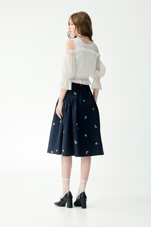 偽兩件式結飾別針針織上衣,白色上衣,白色背心