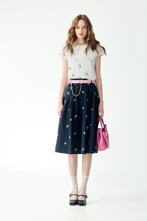 光澤感立體繡花上衣,春夏穿搭