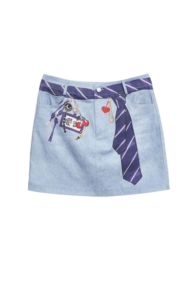 綴領帶與吊飾印花短裙