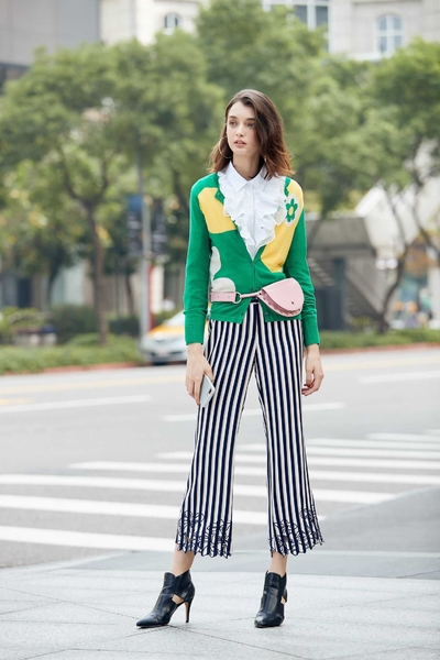 Color stripe design pants