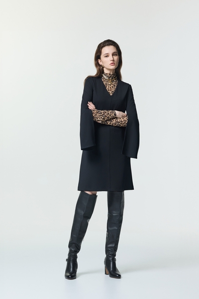 極致黑造型袖叉V領短洋裝