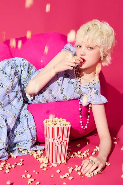 幻藍色格紋佐繡花卉上衣