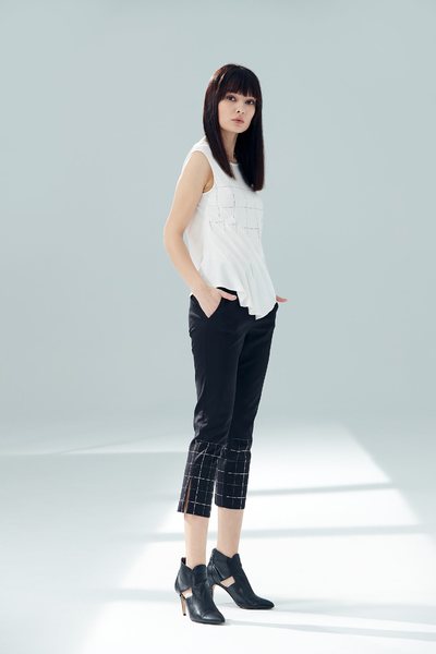 Slim fit sleeveless vest