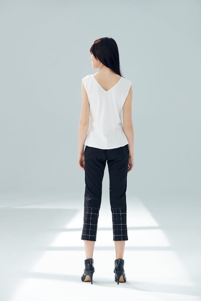 Slim fit sleeveless vest