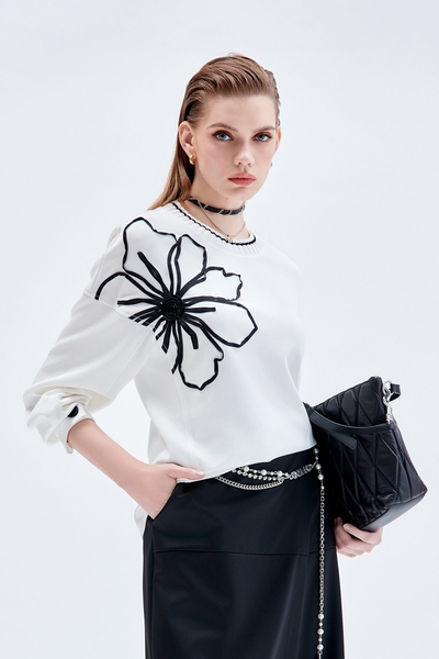 織帶立體繞黑花絲光上衣