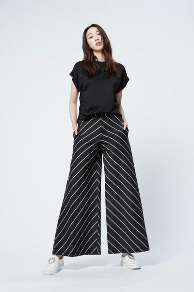 Modern string design top