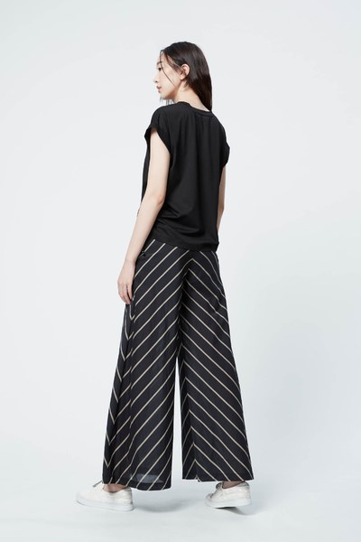 Modern string design top