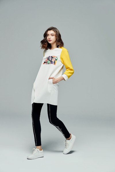 iROO x Flower in Vogue color spliced long sleeves with irregular cutting design