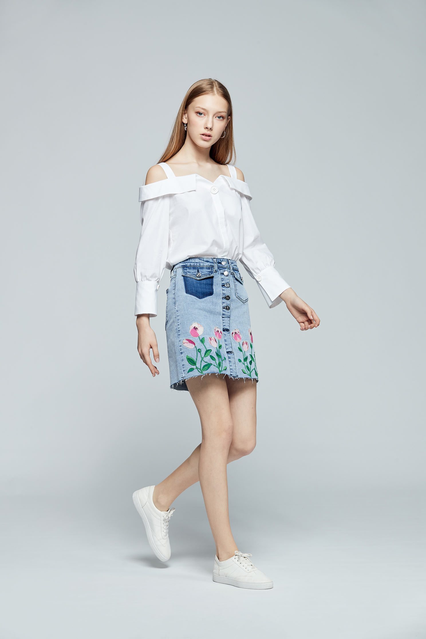 Embroidered denim skirt