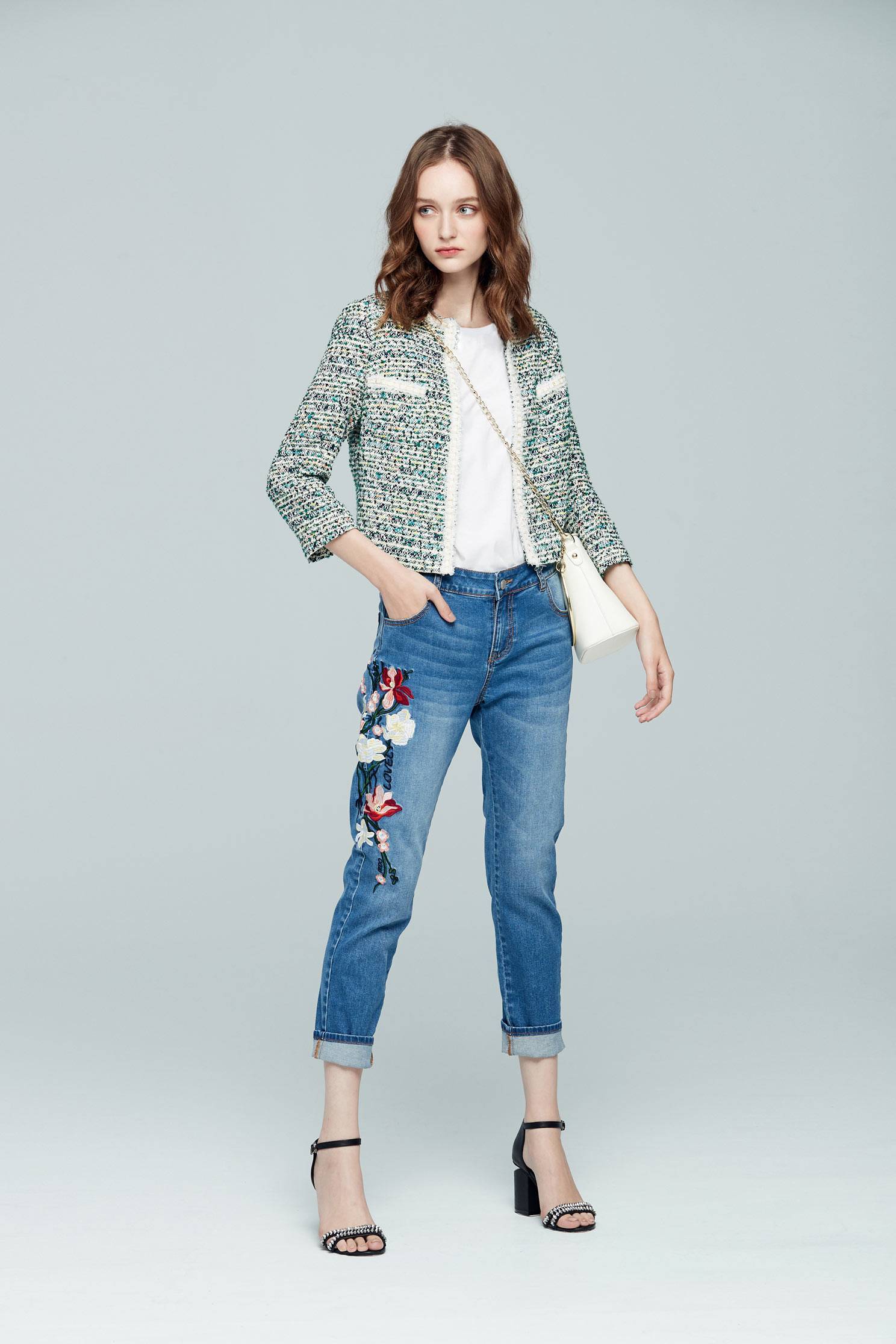Elegant embroidered denim cropped pants