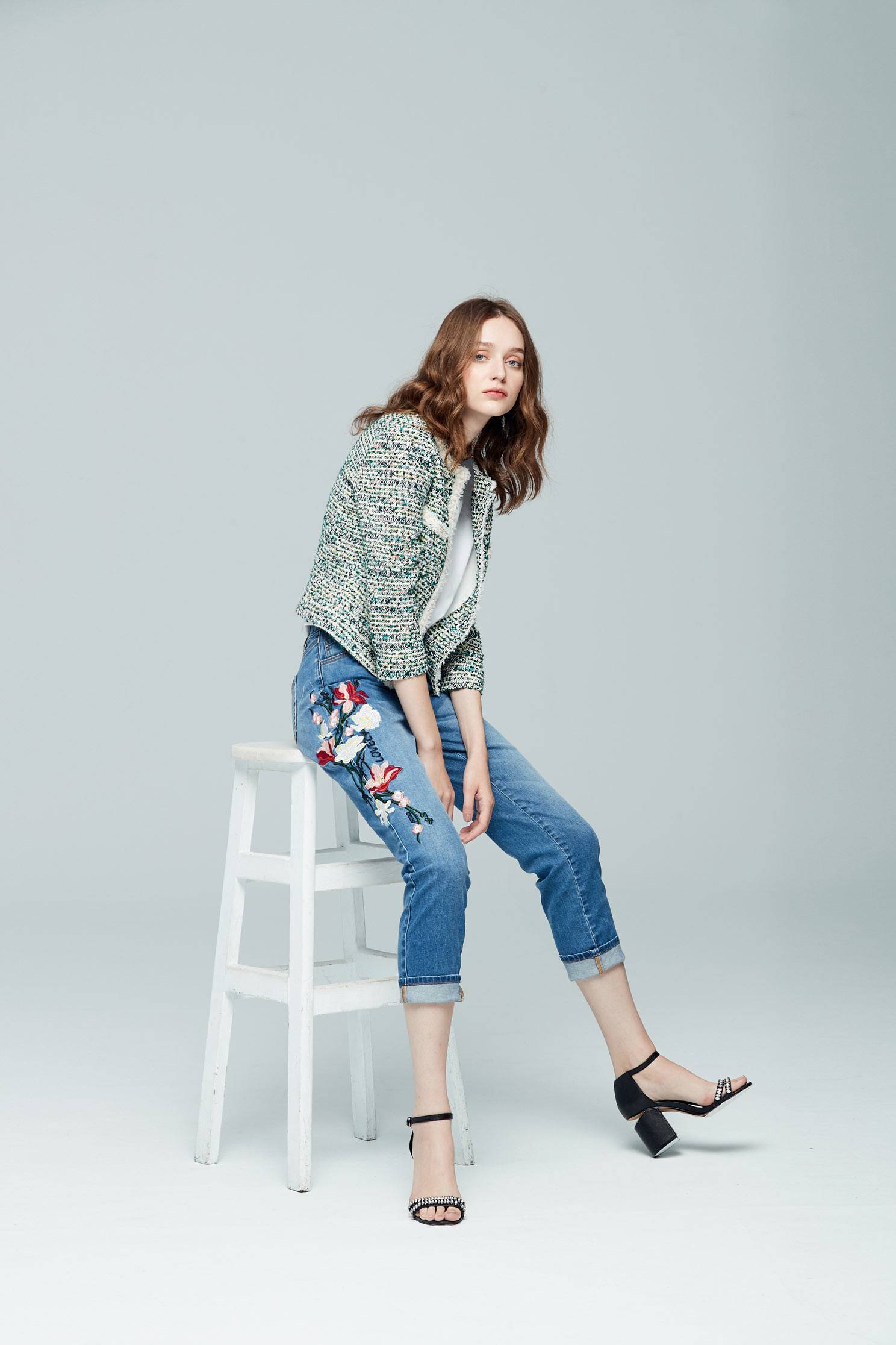 Elegant embroidered denim cropped pants
