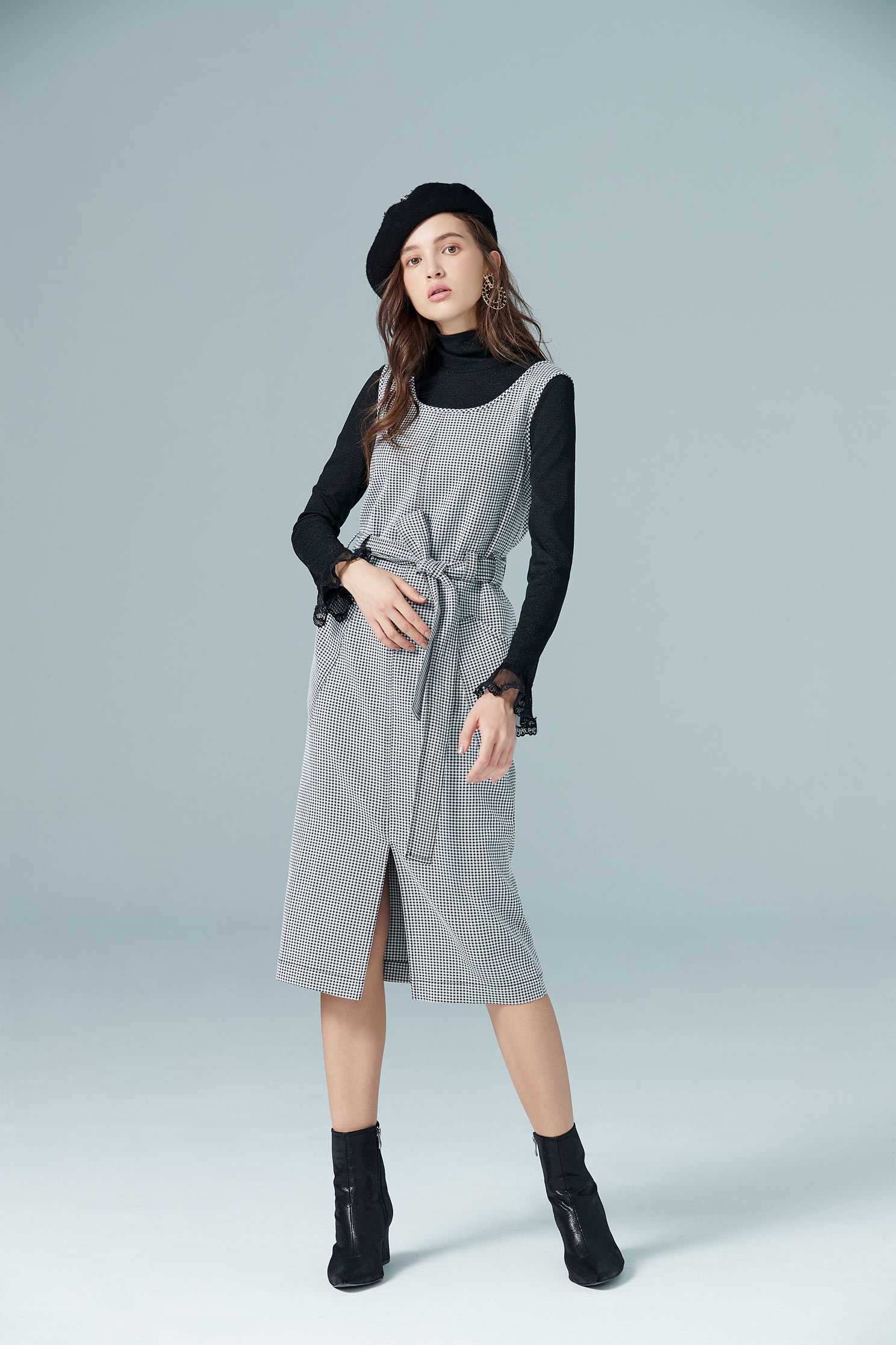 Elegant one-piece dress in stripes