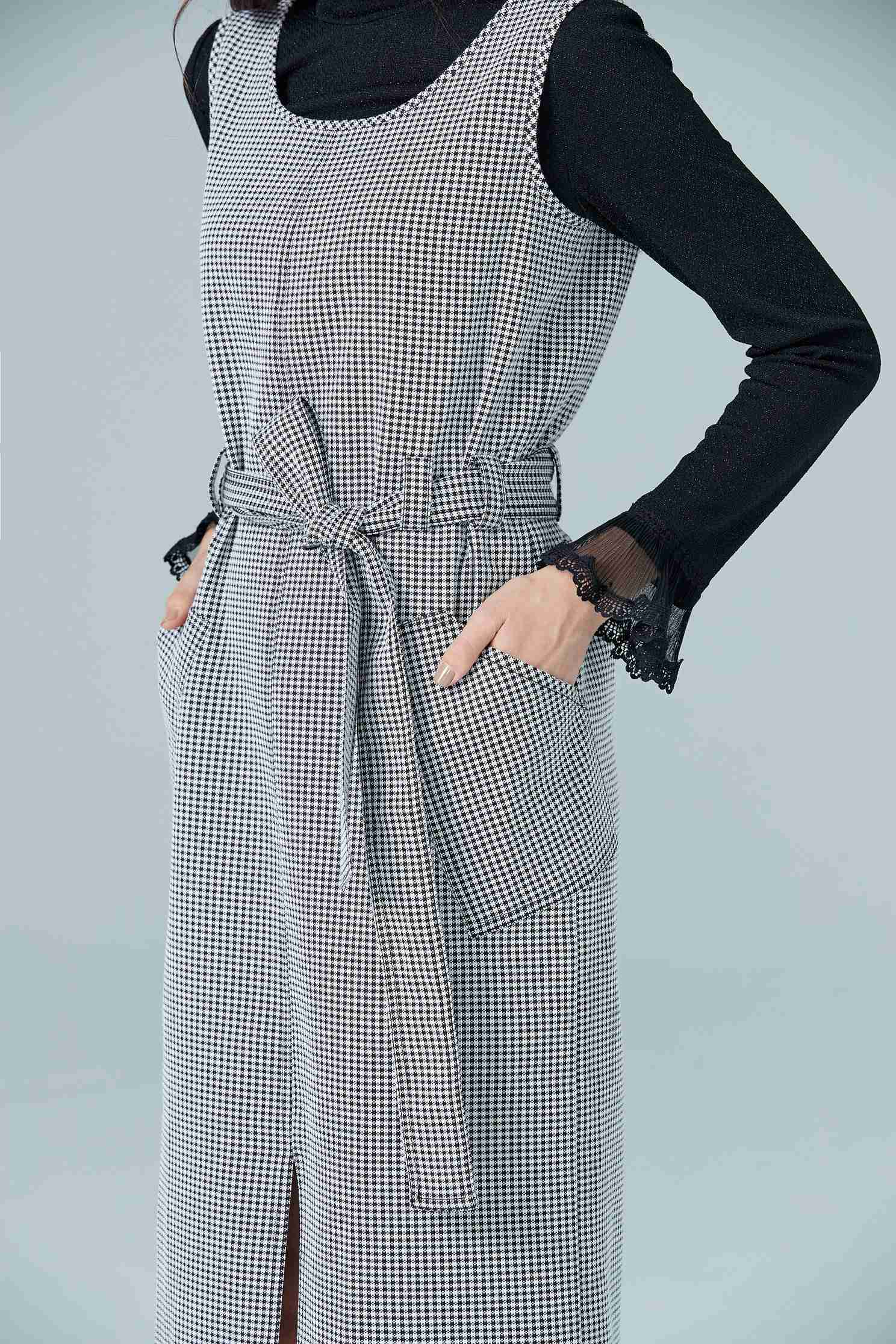 Elegant one-piece dress in stripes