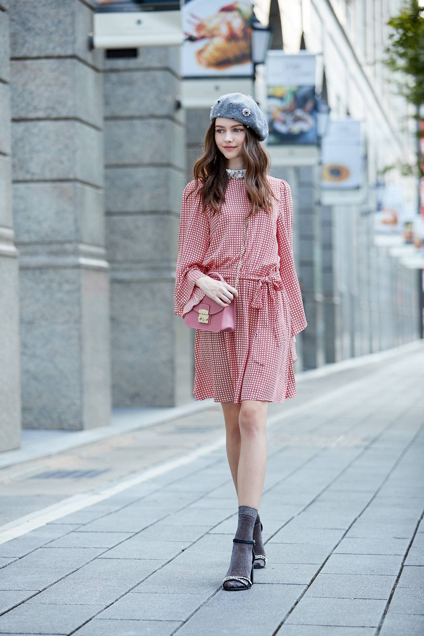 Elegant dress with lace collar