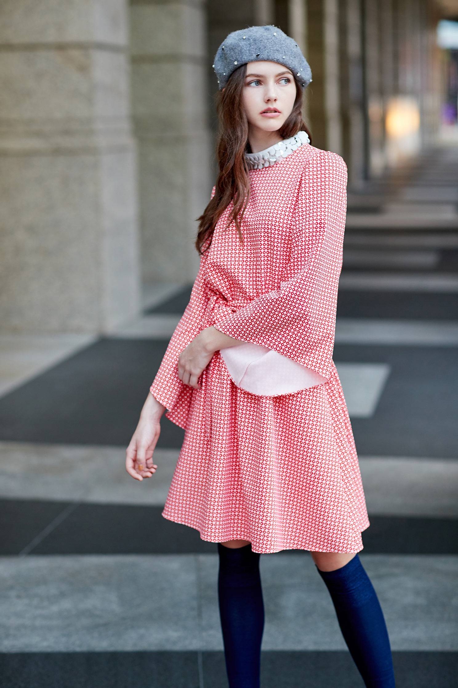 Elegant dress with lace collar