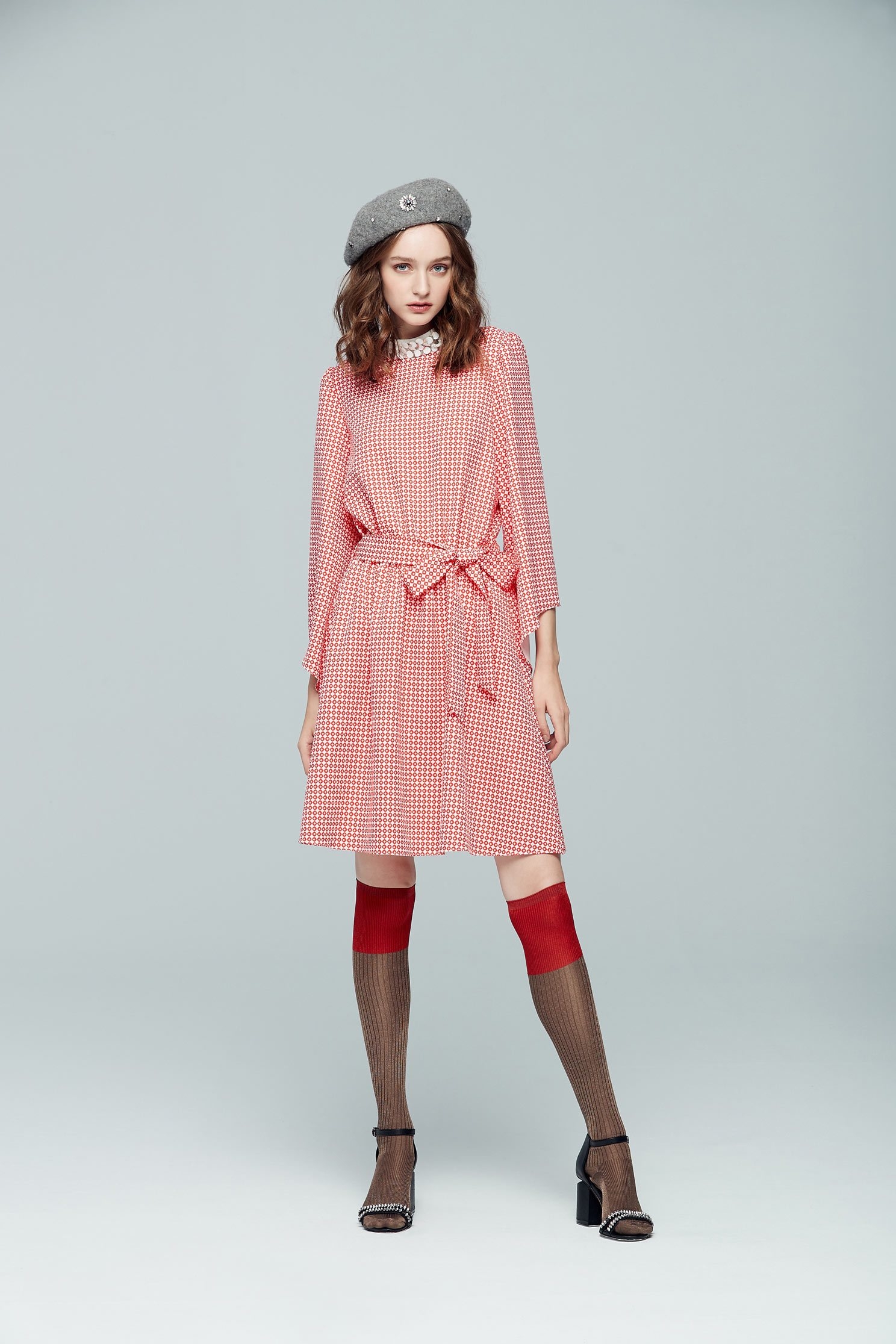 Elegant dress with lace collar