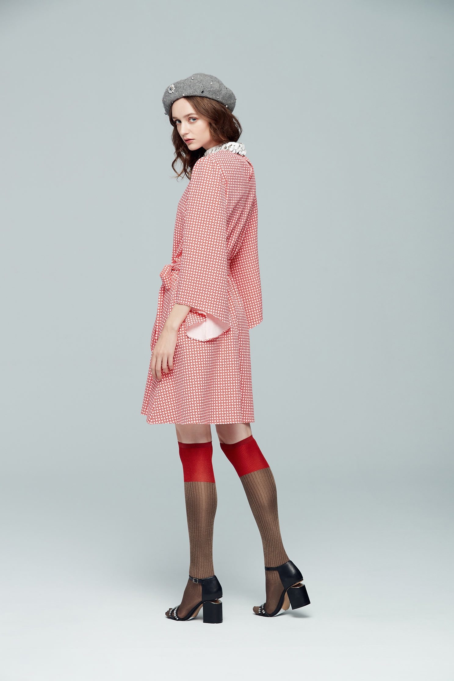 Elegant dress with lace collar